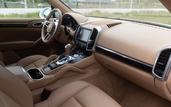 Porsche Cayenne cena 199800 przebieg: 215000, rok produkcji 2015 z Warszawa małe 742